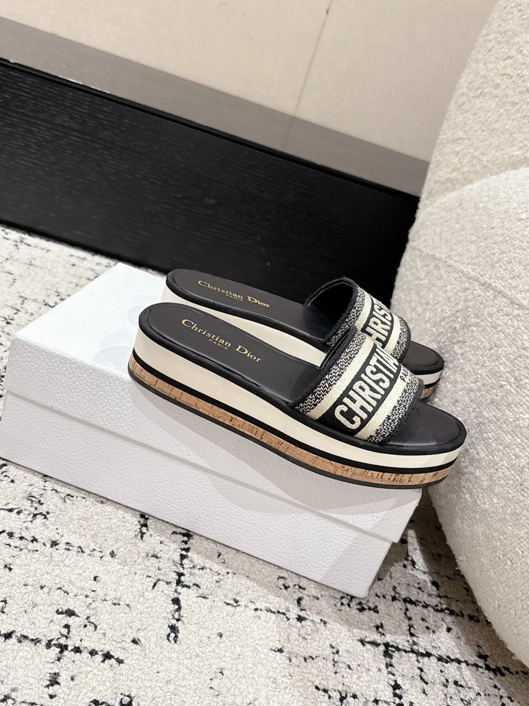 👟👟Ex-factory price 440👟👟 DIOR Dway fabric embroidered logo open toe 7cm thick sole one-word strap slippers CD letter logo three-dimensional embroidery thick bottom round toe open toe slippers The original development of the top version on the market, soft and delicate foot feel, extremely comfortable.  ✔️Upper: imported electro-embroidered cotton technical fabric ✔️Inner lining: water-dyed cowhide foot pad lining ✔️Outsole: original combination outsole ✔️Sole thickness: 7cm ✔️Size: #35-41 (40.41. Customized, non-refundable and non-exchangeable)